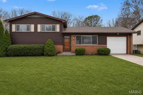 11008 Baywood Ter, Saint Louis, MO 63126