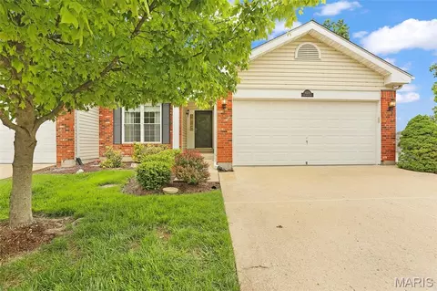 10276 Highbury Ln, Saint Louis, MO 63123