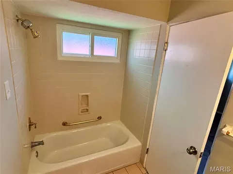 Bath - 6604 Graybirch Dr, Berkeley, MO 63134 photo 7 of 7