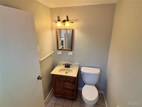 Bath - 6604 Graybirch Dr, Berkeley, MO 63134 photo 6 of 7