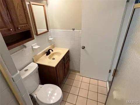 Bath - 6604 Graybirch Dr, Berkeley, MO 63134 photo 4 of 7