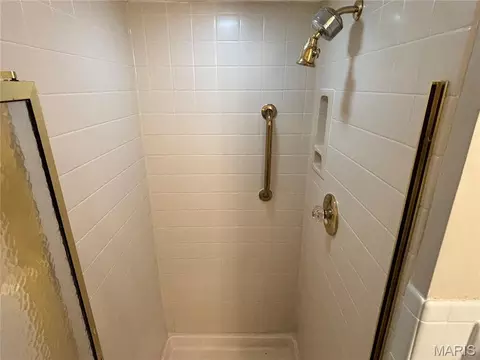 Bath - 6604 Graybirch Dr, Berkeley, MO 63134 photo 3 of 7