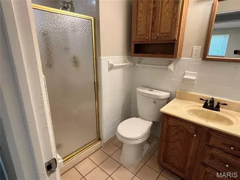 Bath - 6604 Graybirch Dr, Berkeley, MO 63134 photo 2 of 7