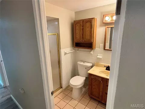 Bath - 6604 Graybirch Dr, Berkeley, MO 63134 photo 1 of 7