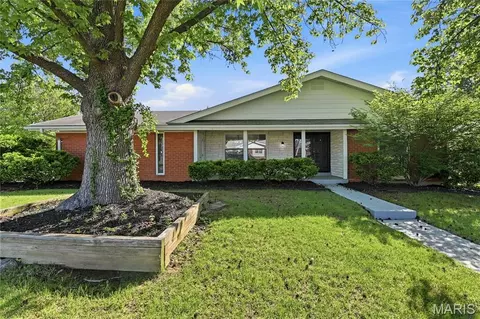 2723 Buckingham Dr, Florissant, MO 63033