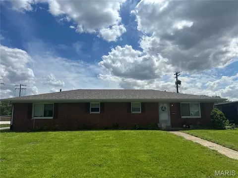 40 Queensway Dr, Belleville, IL 62226