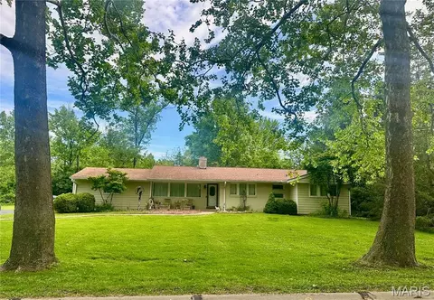 9 Ranch Ln, Saint Louis, MO 63131