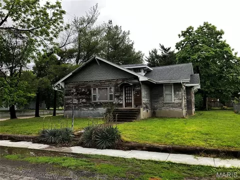 820 N 18th St, Herrin, IL 62948