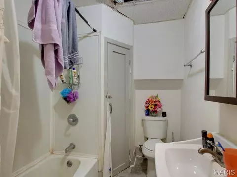 Bath - 504 Broadway St, Hannibal, MO 63401 photo 2 of 3