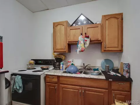 Kitchen - 504 Broadway St, Hannibal, MO 63401 photo 2 of 3