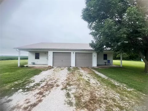 812 W Douglas St, New Douglas, IL 62074