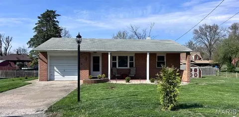 300 Nelder Dr, Godfrey, IL 62035