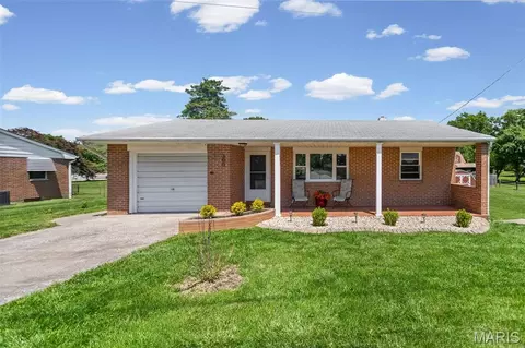 300 Nelder Dr, Godfrey, IL 62035