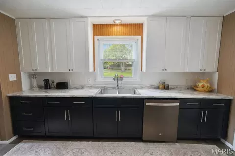 Kitchen - 407 E Spruce St, Gillespie, IL 62033 photo 1 of 3