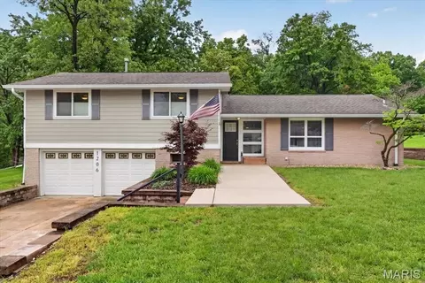 1206 Fairview Dr, Ellisville, MO 63011