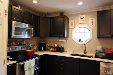 Kitchen - 201 Lawrence Dr, Steele, MO 63877 photo 2 of 2