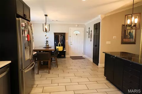 Entry Way - 201 Lawrence Dr, Steele, MO 63877 photo 4 of 9