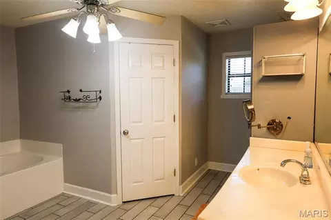 Bath - 201 Lawrence Dr, Steele, MO 63877 photo 1 of 3