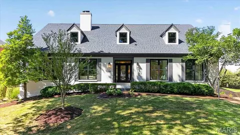 125 Crandon Dr, Saint Louis, MO 63105