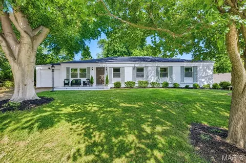 720 Fernview Dr, Creve Coeur, MO 63141