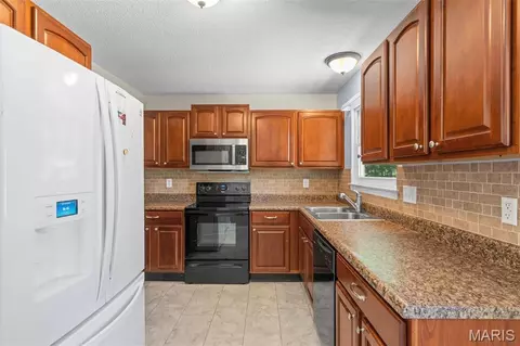 Kitchen - 1711 E Ninth St, Washington, MO 63090 photo 2 of 4