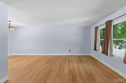 Living - 1711 E Ninth St, Washington, MO 63090 photo 2 of 6