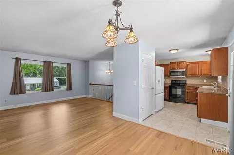 Living - 1711 E Ninth St, Washington, MO 63090 photo 4 of 6