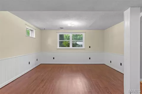Living - 1711 E Ninth St, Washington, MO 63090 photo 5 of 6