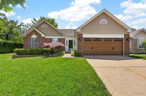 385 Birchwood Crossing Ln, Maryland Heights, MO 63043