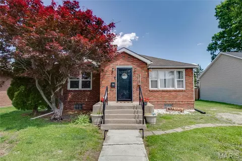 315 Doerr St, Roxana, IL 62084
