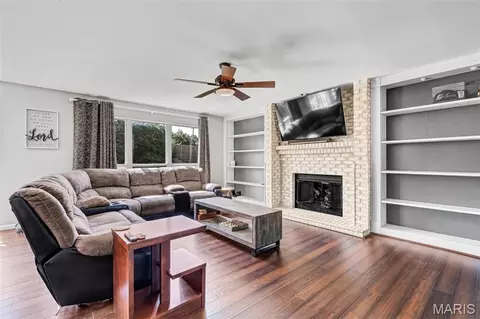 Living - 4 Georgetown Ct, O'fallon, MO 63368 photo 3 of 5