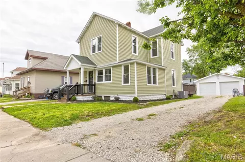 226 E Penning Ave, Wood River, IL 62095