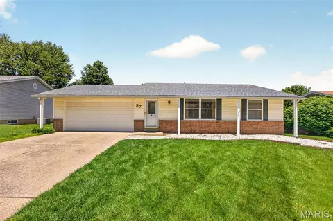 37 Oxbow Rd, Saint Peters, MO 63376