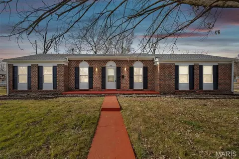 2365 Thunderbird Ave, Florissant, MO 63033