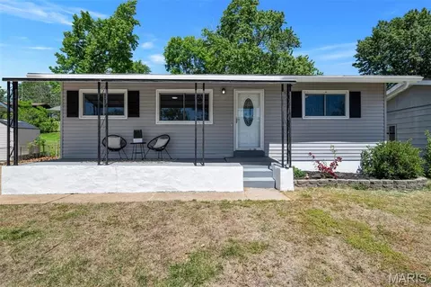 515 Golden Valley Dr, Saint Louis, MO 63129