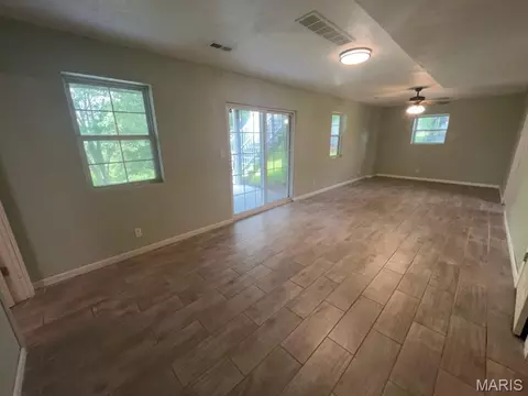 Living - 20266 Hyatt Ln, Saint Robert, MO 65584 photo 3 of 3