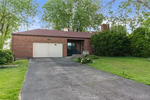 701 Garlyn Ct, Saint Louis, MO 63123