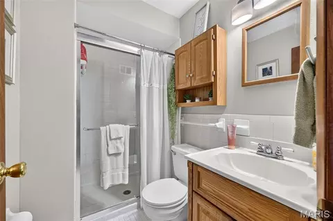 Bath - 545 Lemonwood Dr, Ballwin, MO 63021 photo 2 of 2