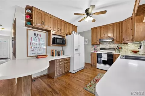 Kitchen - 545 Lemonwood Dr, Ballwin, MO 63021 photo 2 of 4