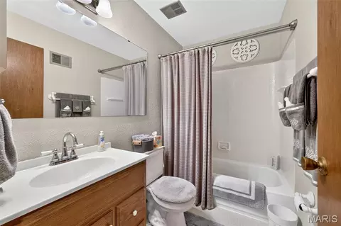 Bath - 545 Lemonwood Dr, Ballwin, MO 63021 photo 1 of 2
