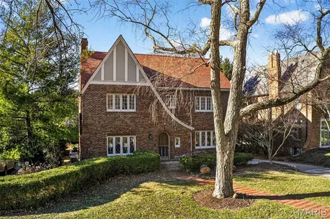 37 Ridgemoor Dr, Clayton, MO 63105