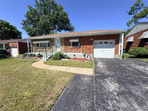 9233 Edna St, Riverview, MO 63137