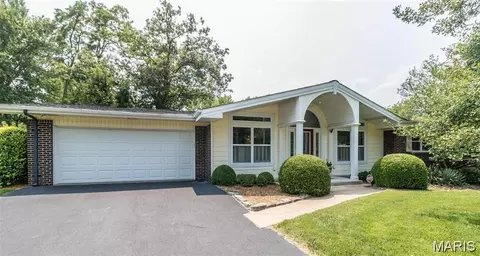 111 La Gorce Dr, Chesterfield, MO 63017