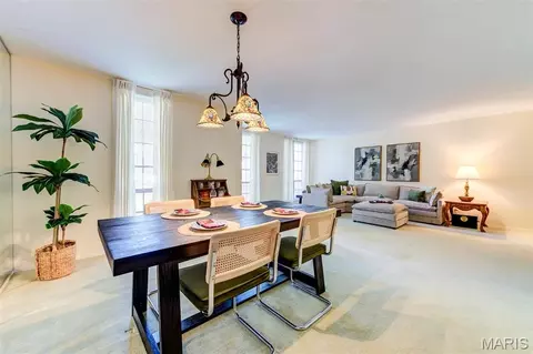 Dining - 923 Claytonbrook Dr #2, Ballwin, MO 63011 photo 2 of 5