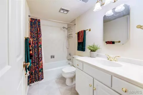 Bath - 923 Claytonbrook Dr #2, Ballwin, MO 63011 photo 2 of 2