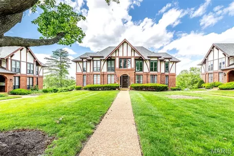 923 Claytonbrook Dr #2, Ballwin, MO 63011