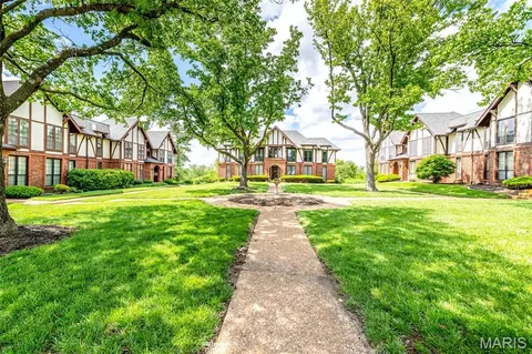 Exterior - 923 Claytonbrook Dr #2, Ballwin, MO 63011 photo 4 of 5