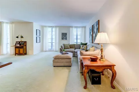 Living - 923 Claytonbrook Dr #2, Ballwin, MO 63011 photo 3 of 5