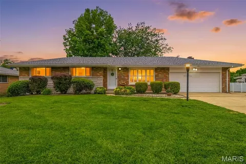 7712 Sunray Ln, Crestwood, MO 63123