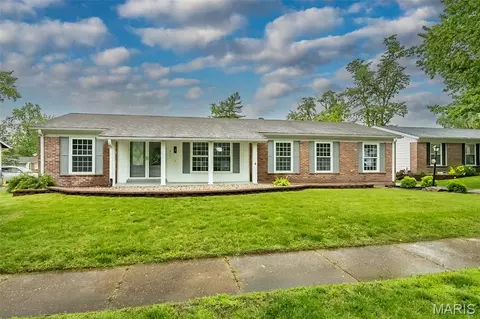 2111 Shoreham Dr, Florissant, MO 63033